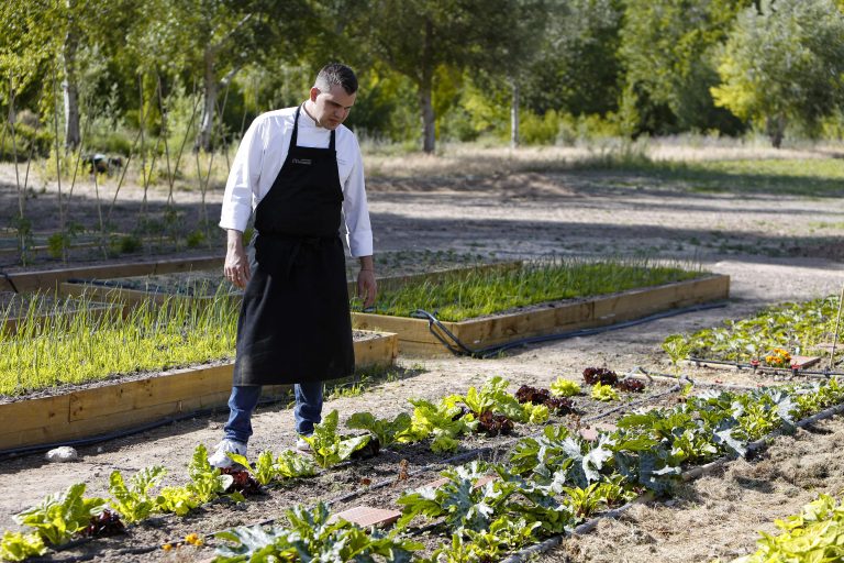 Abadía Retuerta abadia retuerta ledomaine marc segarra y huerto min 768x512 1 Abadía Retuerta