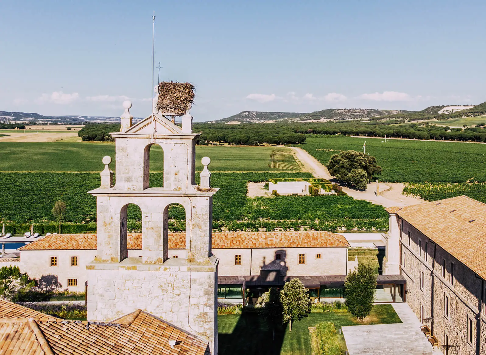 03-rodeados-de-arte-03-desk-x2 H1H