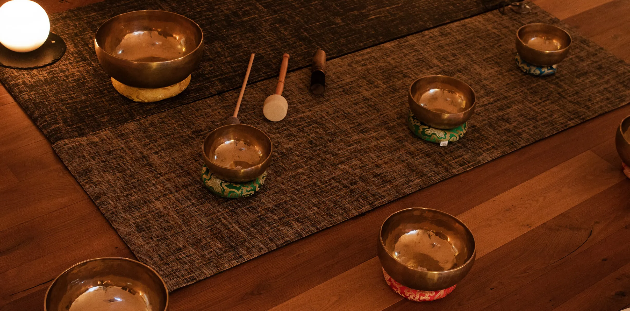 2-cuencos-tibetanos-carrusel-wellness-desk-1216x600-1