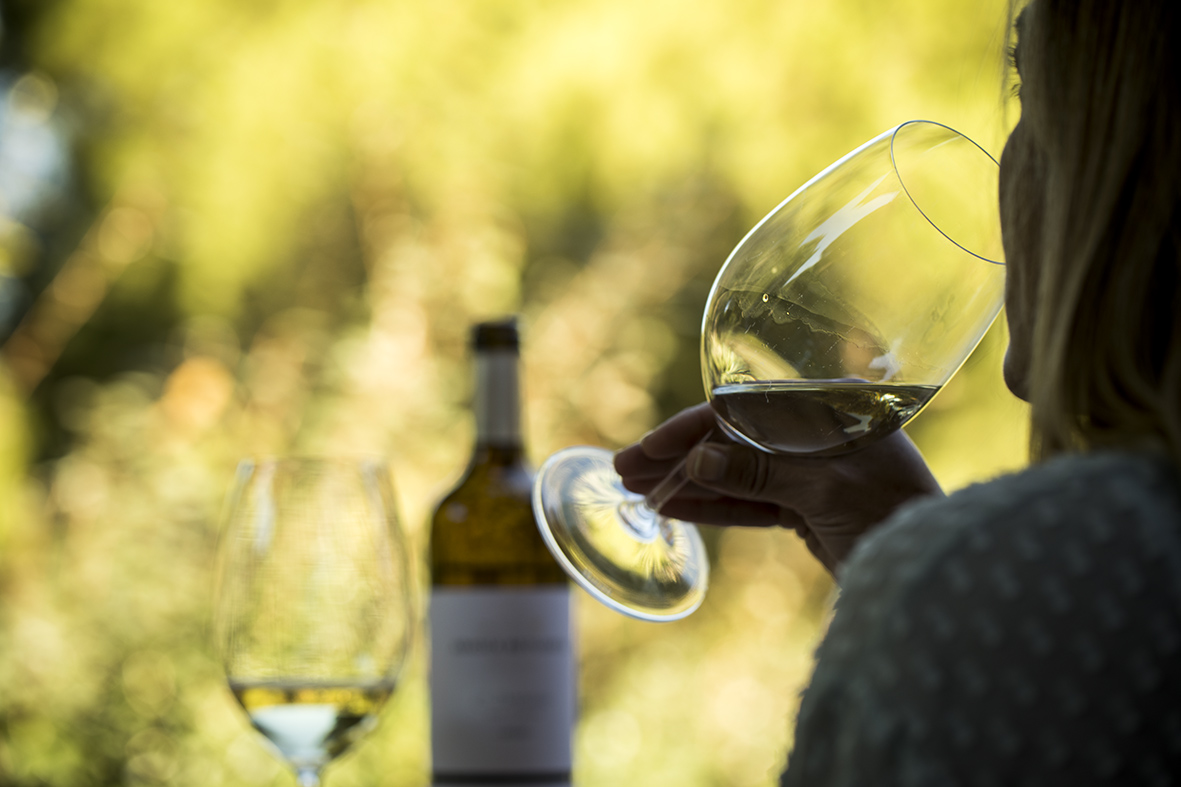 Abadía Retuerta_mujerbebiendo_blancoLeDomaine_2copas_detalle_hor