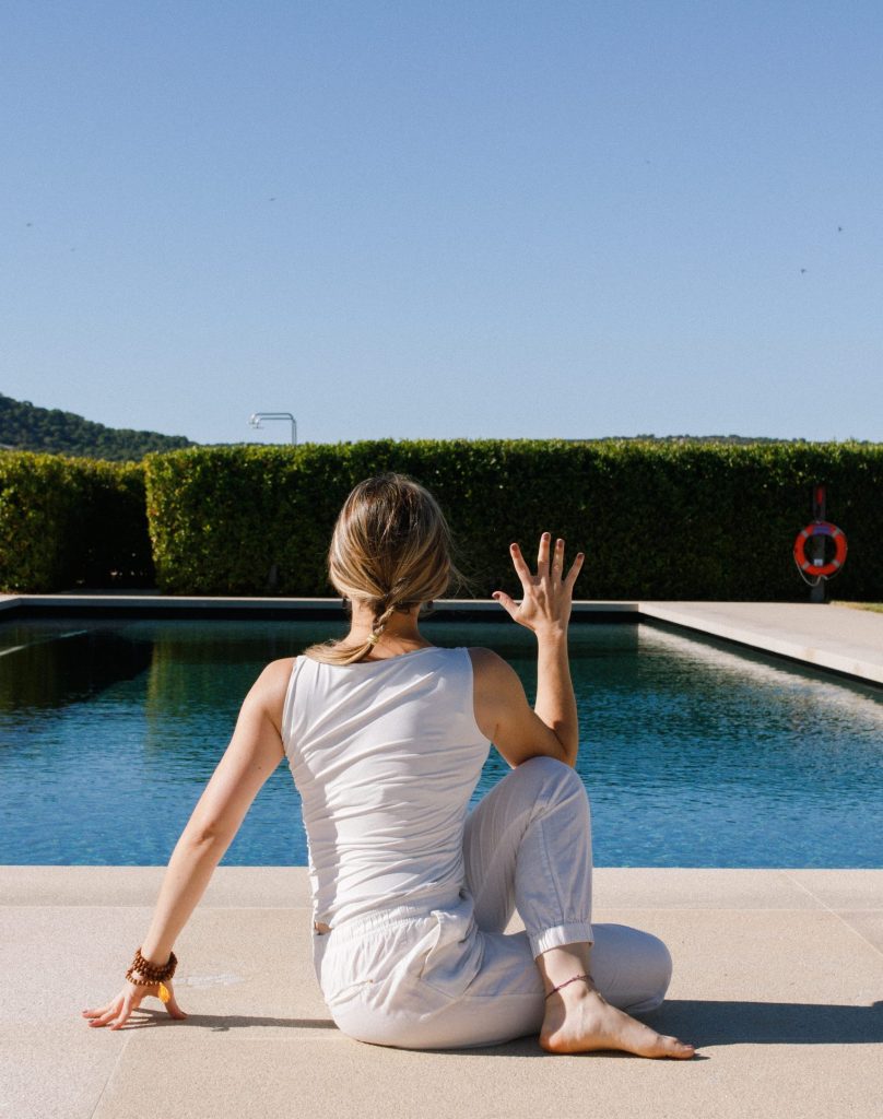 Abadía Retuerta Experiencia Yoga piscina AbadiaRetuerta 6 scaled e1770210444166 Abadía Retuerta
